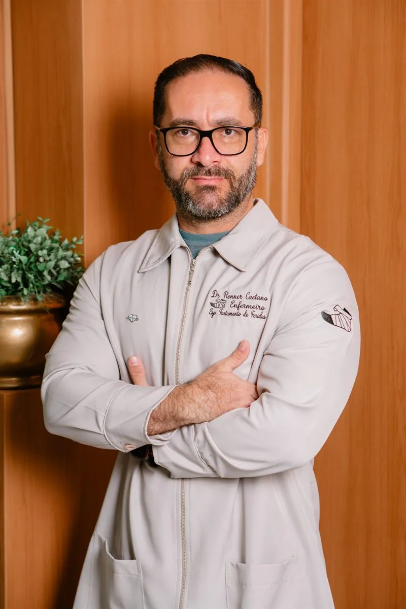 Dr. Ronner — enfermeiro especialista em tratamento de feridas